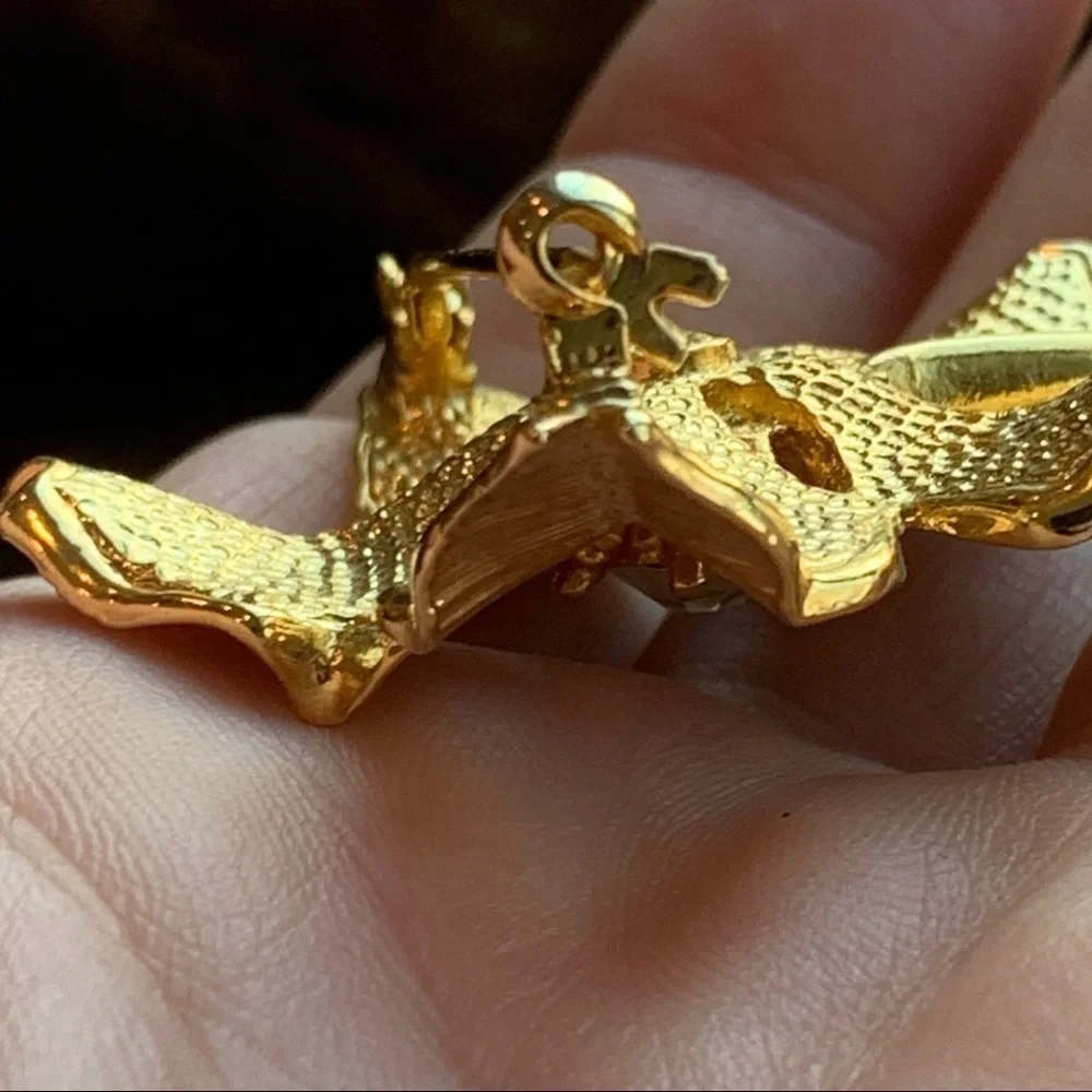 New View || Gold Toned Floral Pin Brooch